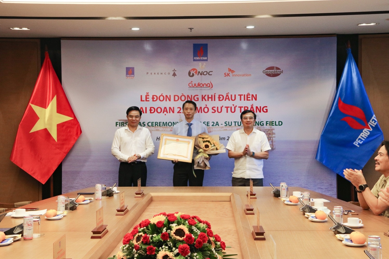 Tổng Giám đốc Petrovietnam trao bằng khen cho các tập thể, cá nhân. (2)