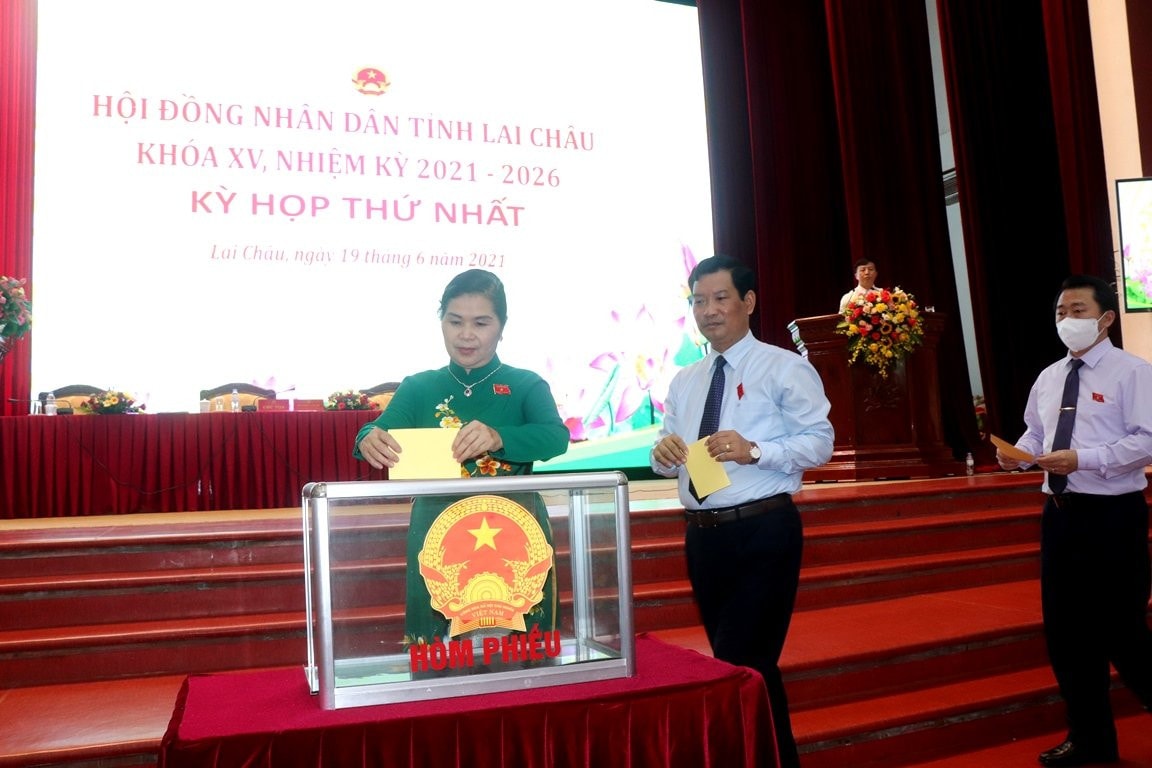 Các đại biểu bỏ phiếu bầu các chức danh tại kỳ họp