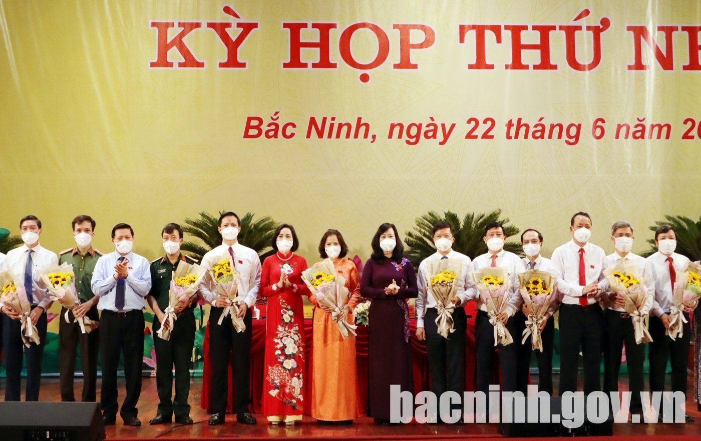 Các đồng chí lãnh đạo tặng hoa chúc mừng các đồng chí trúng cử thành viên UBND tỉnh.