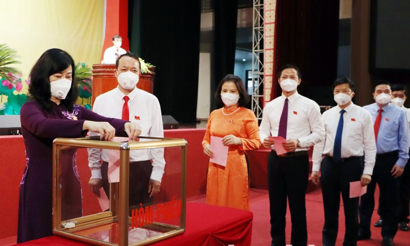 Các đại biểu HĐND tỉnh bỏ phiếu bầu Chủ tịch HĐND tỉnh khóa XIX, nhiệm kỳ 2021 - 2026
