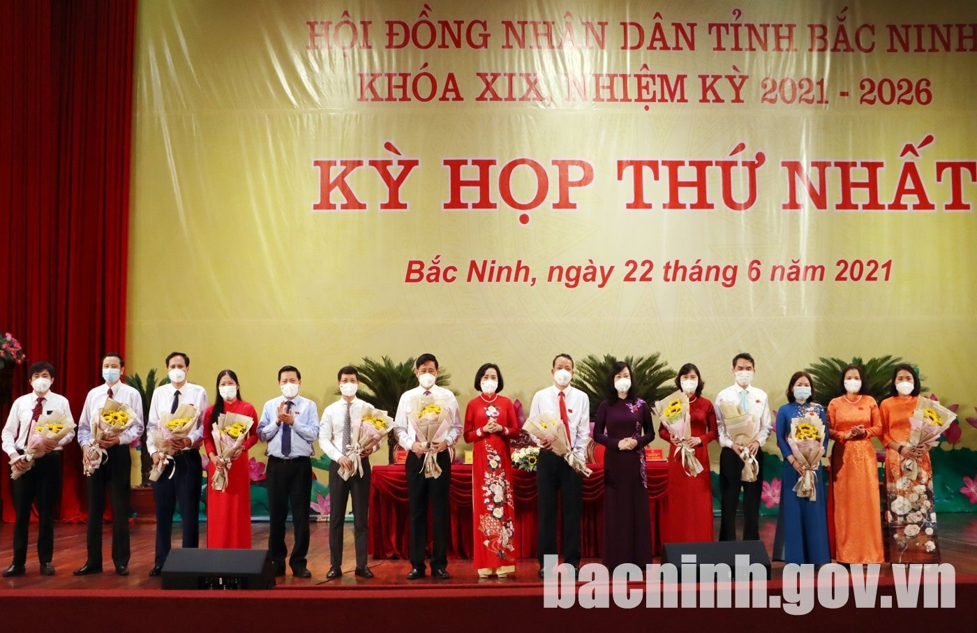 Các đồng chí lãnh đạo tặng hoa chúc mừng các đồng chí trúng cử thành viên HĐND tỉnh