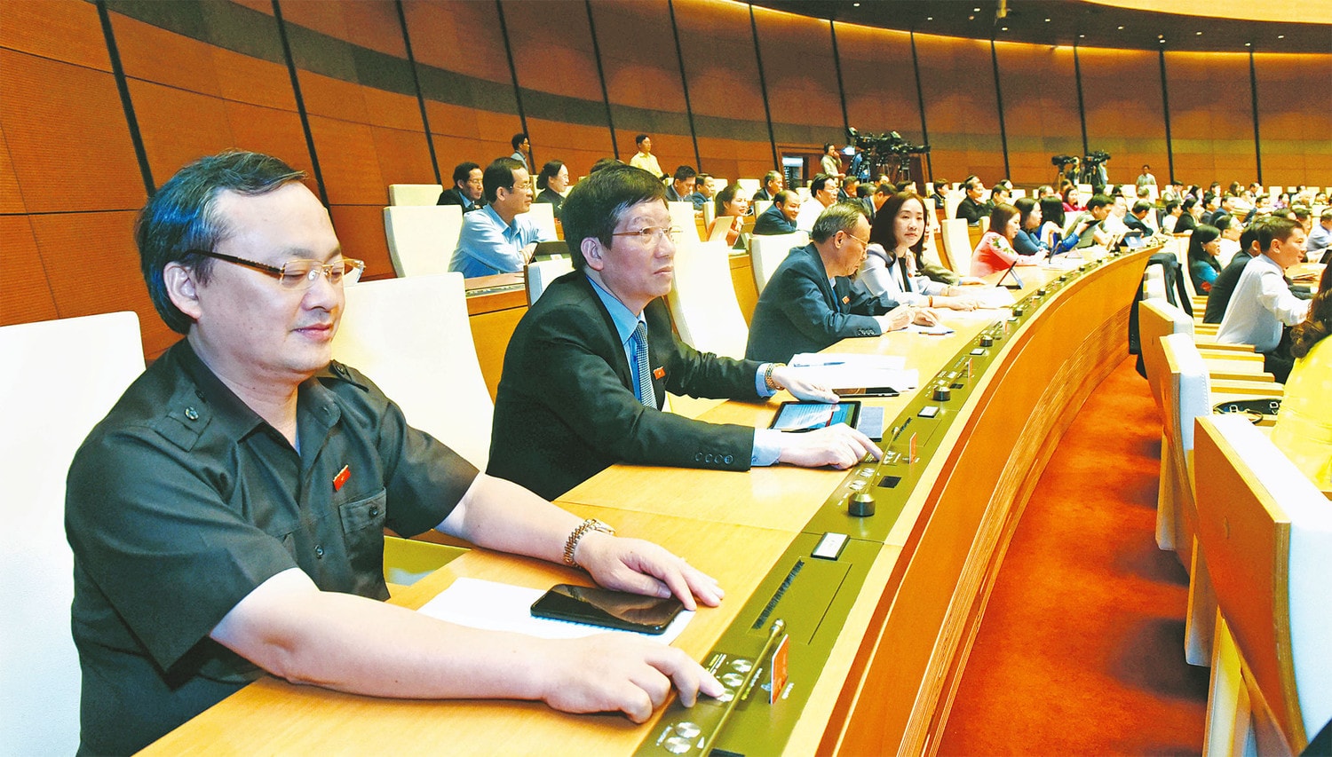 Các đại biểu Quốc hội bấm nút biểu quyết tại Kỳ họp thứ mười một, Quốc hội Khóa XIV Ảnh: Quang Khánh