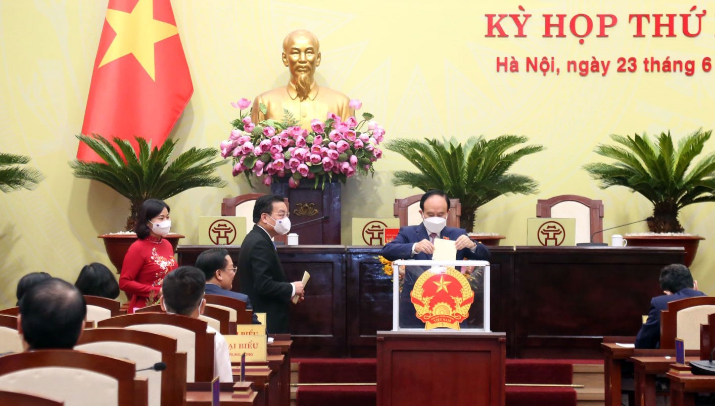 Các đại biểu bỏ phiếu bầu lãnh đạo HĐND, UBND thành phố