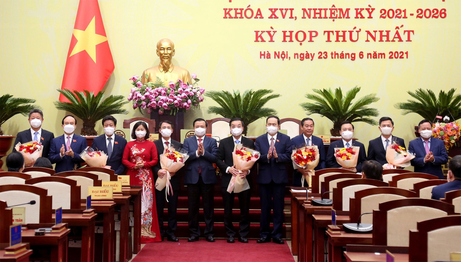 Phó Chủ tịch Thường trực Quốc hội Trần Thanh Mẫn tặng hoa lãnh đạo UBND thành phố Hà Nội Khoá XVI
