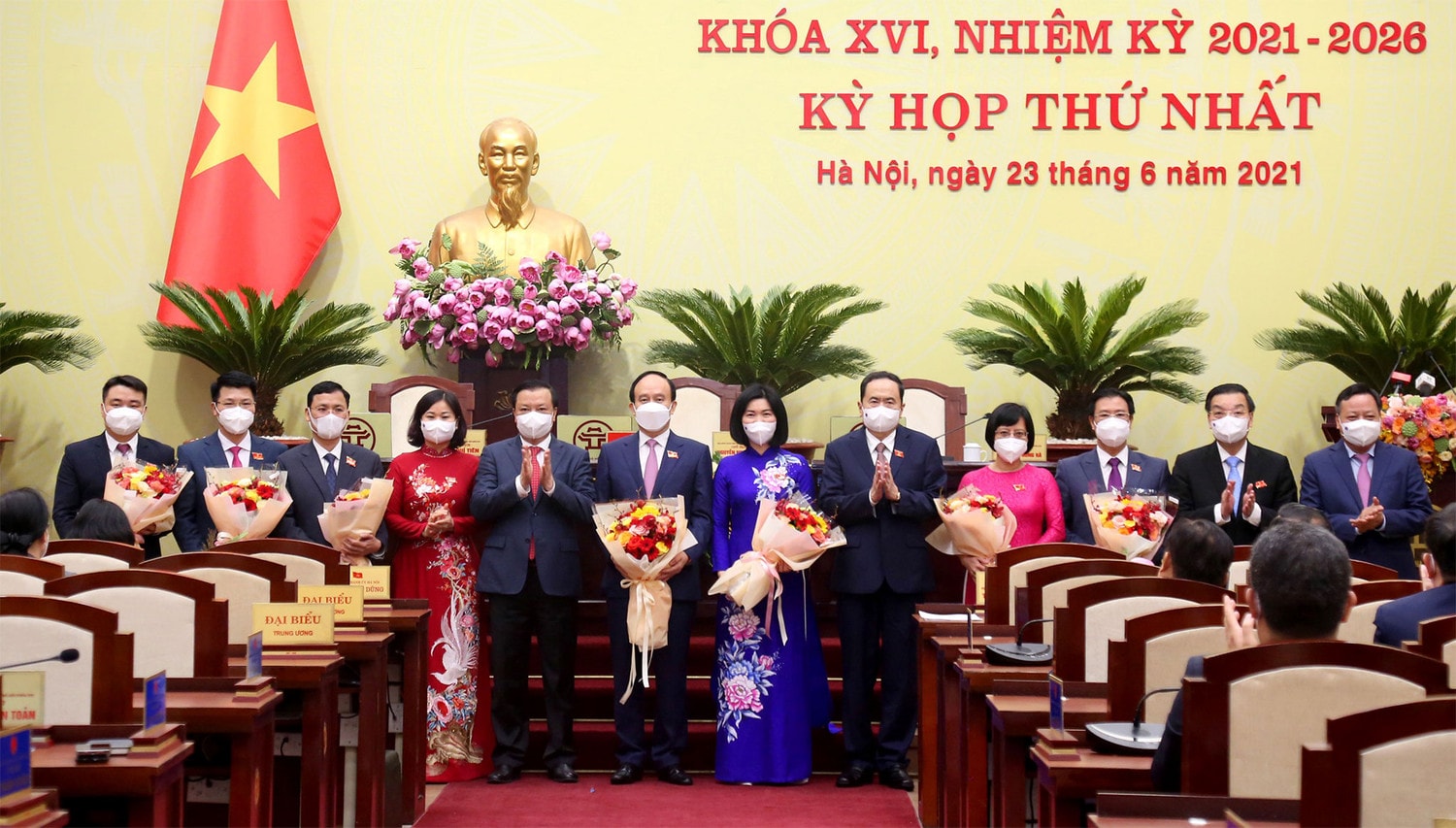 Phó Chủ tịch Thường trực Quốc hội Trần Thanh Mẫn tặng hoa lãnh đạo HĐND thành phố Hà Nội Khoá XVI