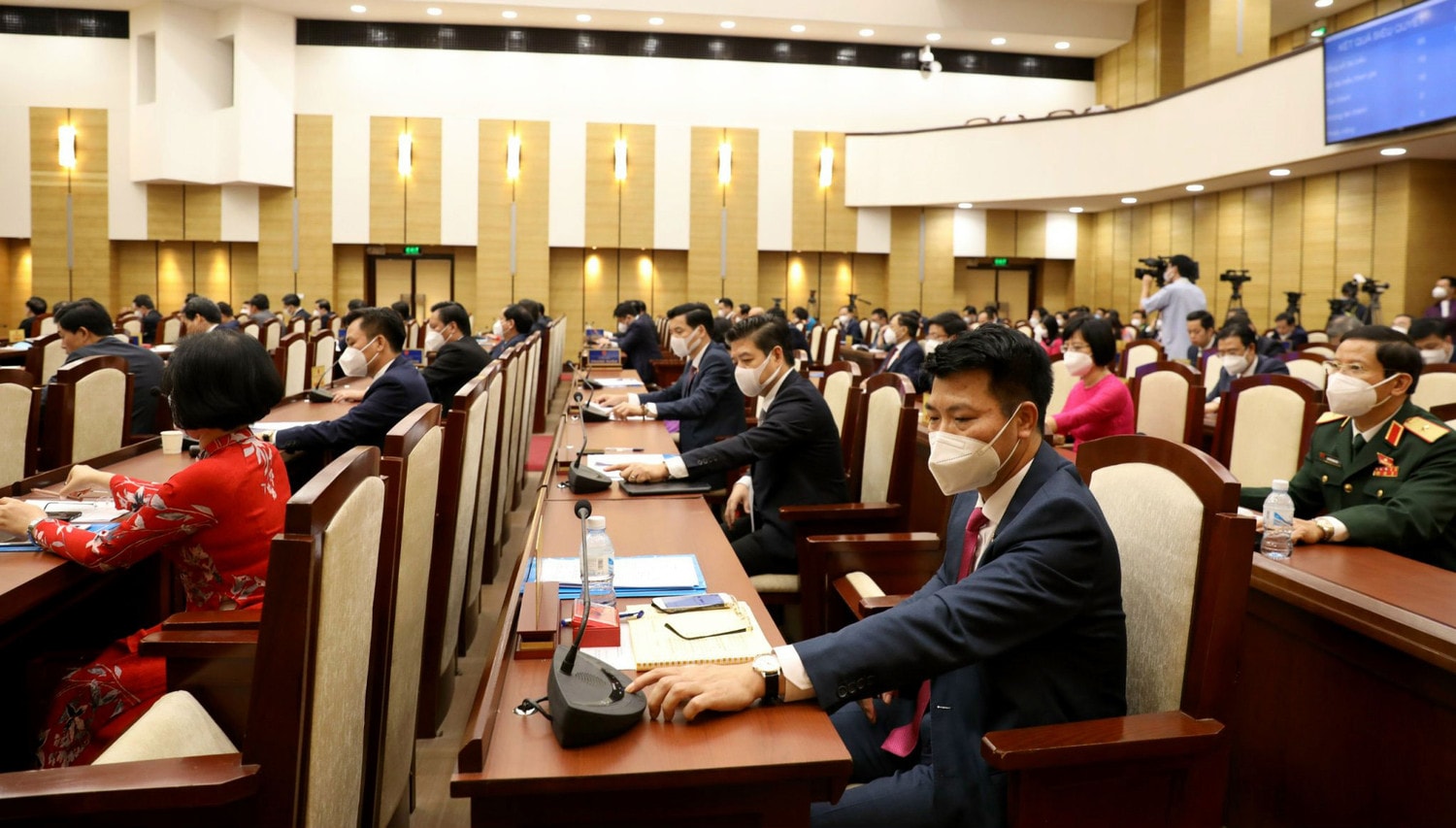 Các đại biểu bấm nút thông qua Nghị quyết