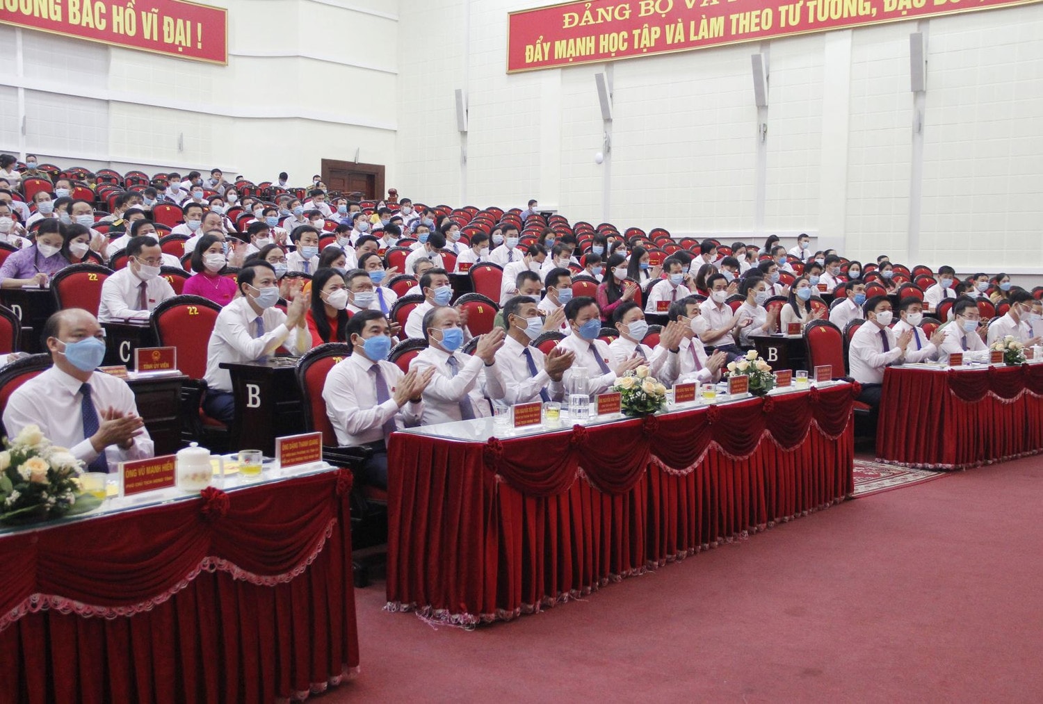 Các đại biểu dự kỳ họp