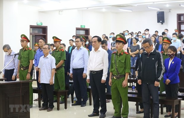 Các bị cáo nghe Hội đồng xét xử tuyên án sơ thẩm. (Ảnh: Doãn Tấn/TTXVN)