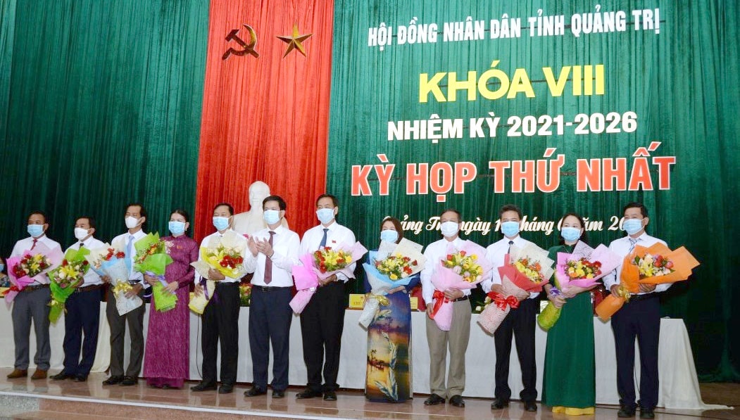 Tập thể Thường trực HĐND, lãnh đạo các Ban HĐND tỉnh Quảng Trị Khóa VIII, nhiệm kỳ 2021-2026 ra mắt tại Kỳ họp thứ Nhất Ảnh: Nguyễn Thương