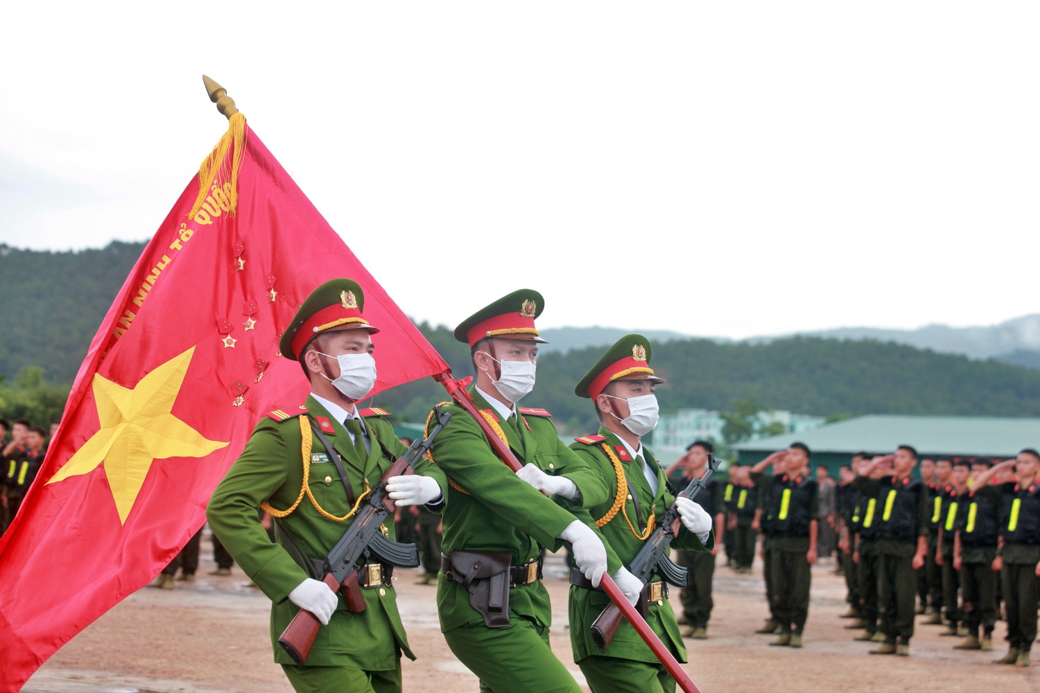 Đối với các hoạt động tư pháp, nhất là tại các phiên tòa liên quan đến các vụ việc nghiêm trọng, đông người, đều không thể vắng bóng lực lượng CSCĐ…. Đối với các hoạt động tư pháp, nhất là tại các phiên tòa liên quan đến các vụ việc nghiêm trọng, đông người, đều không thể vắng bóng lực lượng CSCĐ…. CSCĐ còn là lực lượng nòng cốt chốt chặn, bảo vệ an toàn tuyệt đối các mục tiêu quan trọng, là trụ sở các cơ quan chính quyền các cấp, các cột phát sóng, cơ quan báo chí, ngân hàng, các sự kiện đặc biệt, các cuộc thăm và làm việc của lãnh đạo Đảng, Nhà nước, các hội nghị lớn của tỉnh, đại hội đảng bộ các cấp... Đây cũng là lực lượng quan trọng trong các phương án diễn tập phòng chống thiên tai, bão lũ, tìm kiếm cứu nạn cứu hộ, phòng chống khủng bố, diễn tập khu vực phòng thủ...