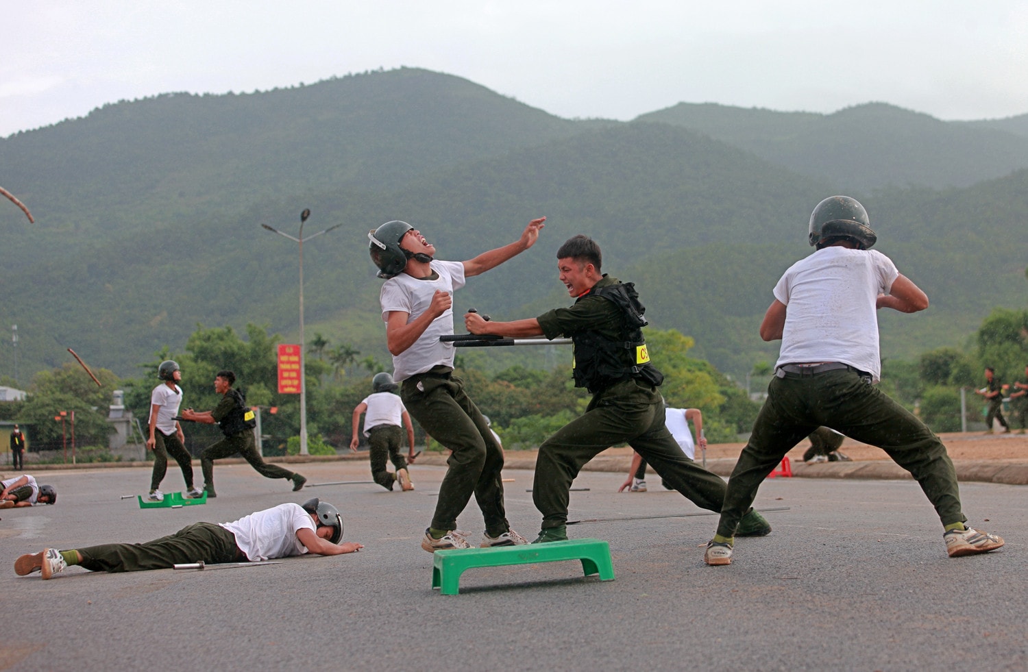 Màn biểu diễn võ thuật CAND với kỹ thuật sử dụng gậy tonfa chiến đấu với tội phạm trang bị vũ khí. Các đòn đánh đẹp mắt và hiệu quả, phối hợp tấn công bằng tay, chân liên hoàn chắc chắn vừa tạo thế phòng thủ khép kín, vừa tấn công mạnh mẽ… Màn biểu diễn võ thuật CAND với kỹ thuật sử dụng gậy tonfa chiến đấu với tội phạm trang bị vũ khí. Các đòn đánh đẹp mắt và hiệu quả, phối hợp tấn công bằng tay, chân liên hoàn chắc chắn vừa tạo thế phòng thủ khép kín, vừa tấn công mạnh mẽ…