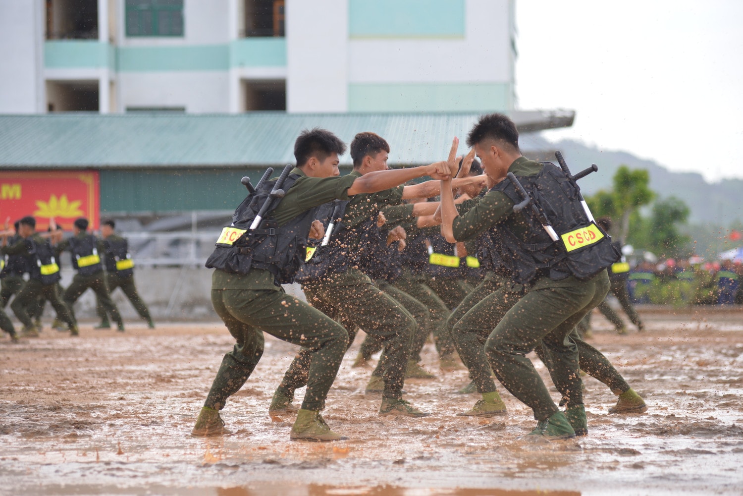 Ngoài kỹ rèn luyện điều lệnh, đội ngũ, chiến thuật, công tác rèn năng chiến đấu và sử dụng vũ khí, công cụ hỗ trợ, công tác phòng cháy và cứu nạn, cứu hộ cũng là nhiệm vụ quan trọng của lực lượng CSCĐ…