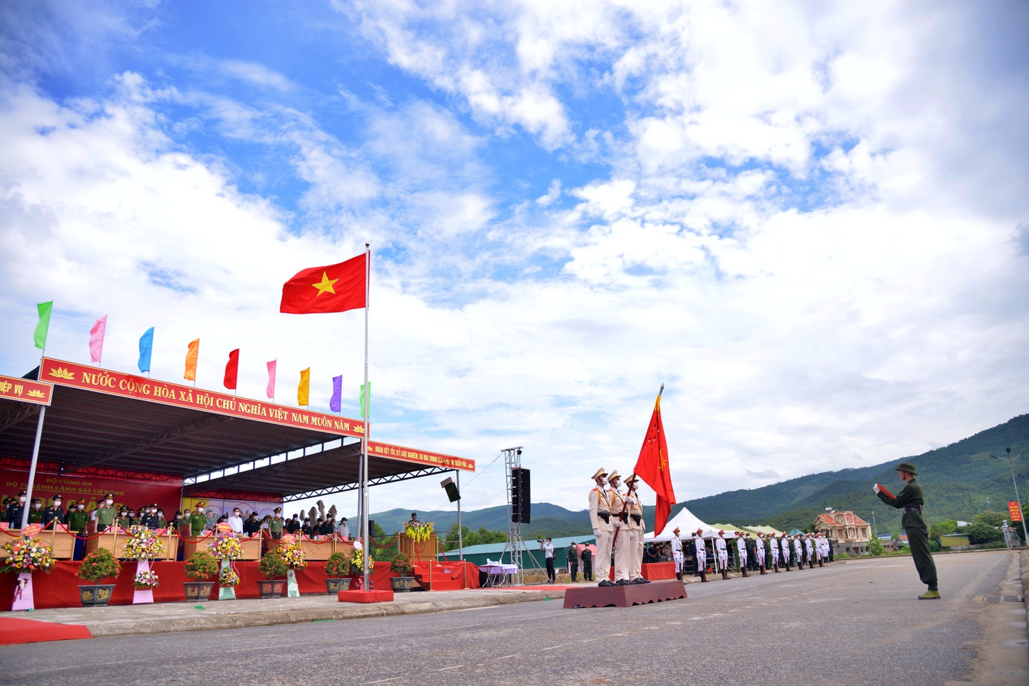 Khi kết thúc khoá huấn luyện, tân binh CSCĐ làm Lễ tuyên thệ và hôn Công an kỳ trước khi về các đơn vị phục vụ trong lực lượng Công an nhân dân.