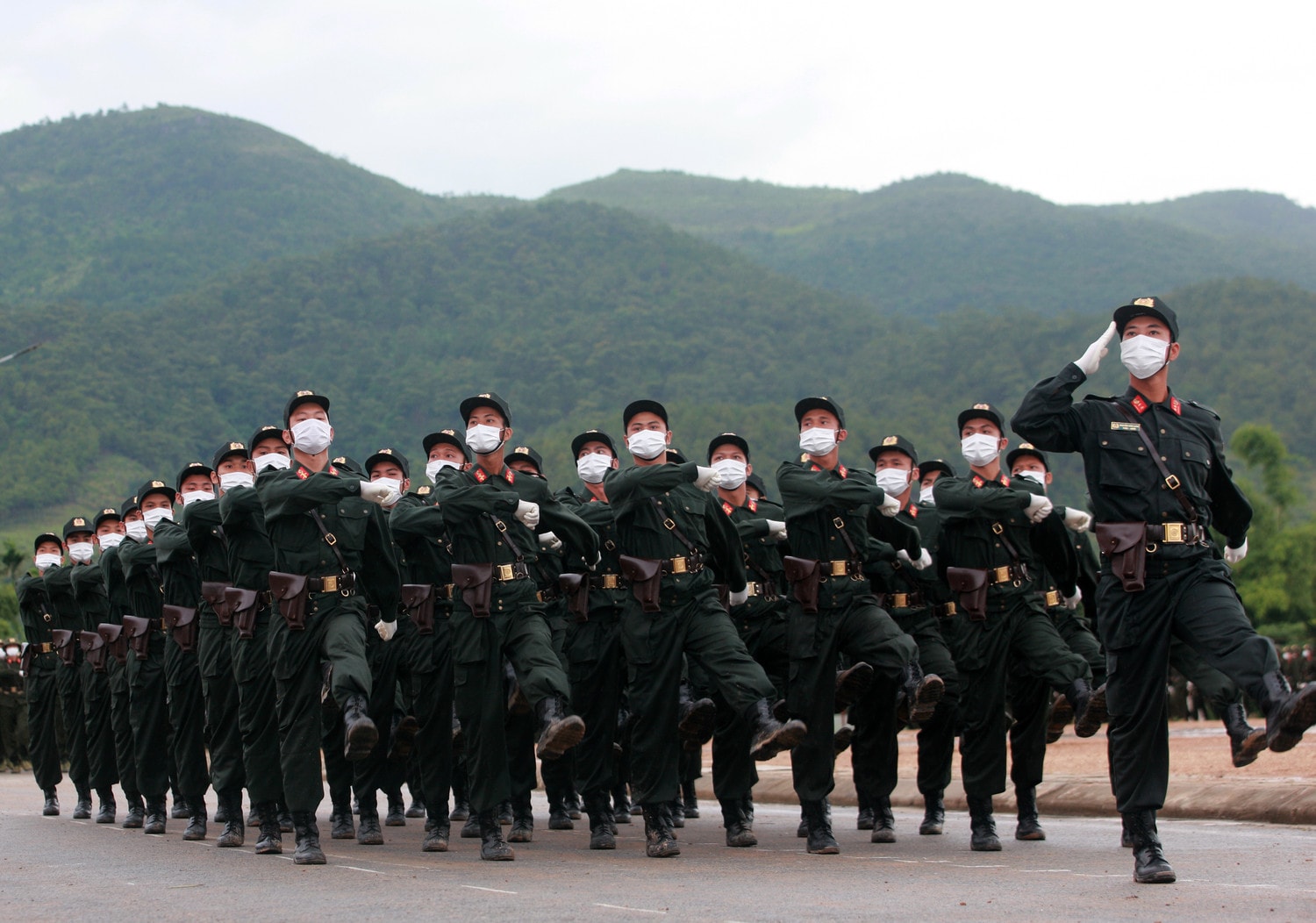 Màn diễu binh theo khối thể hiện sự kỷ luật, sức mạnh... của lực lượng CSCĐ Màn diễu binh thể hiện sự kỷ luật, sức mạnh... của lực lượng CSCĐ