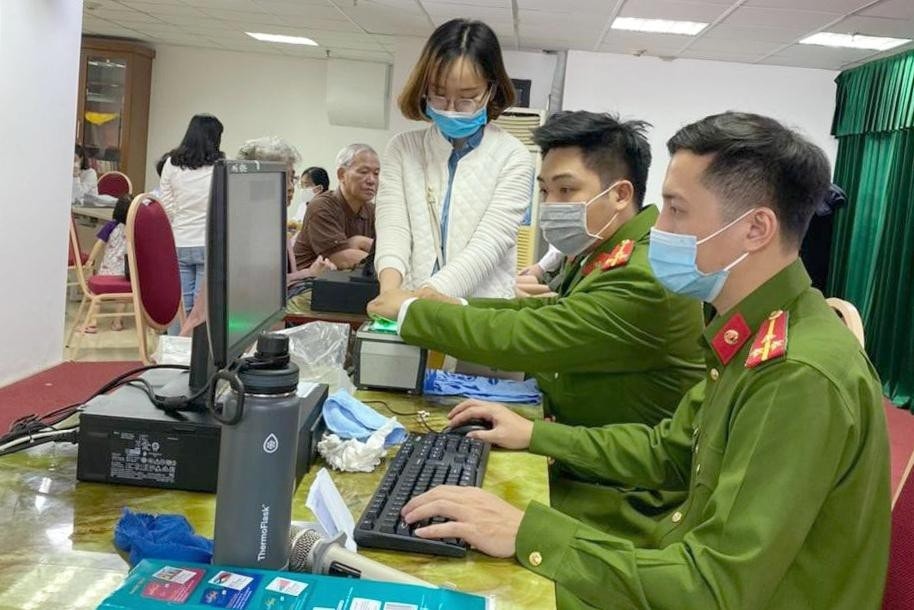 Cấp căn cước công dân gắn chíp tại trụ sở 58 Vũ Trọng Phụng, Công an Quận Thanh Xuân (Hà Nội). Nguồn INT