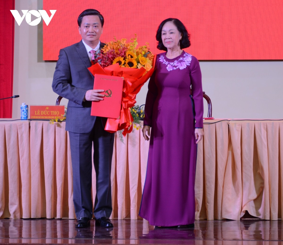 Trưởng Ban Tổ chức Trung ương Trương Thị Mai trao quyết định của Bộ Chính trị cho ông Lê Đức Thọ