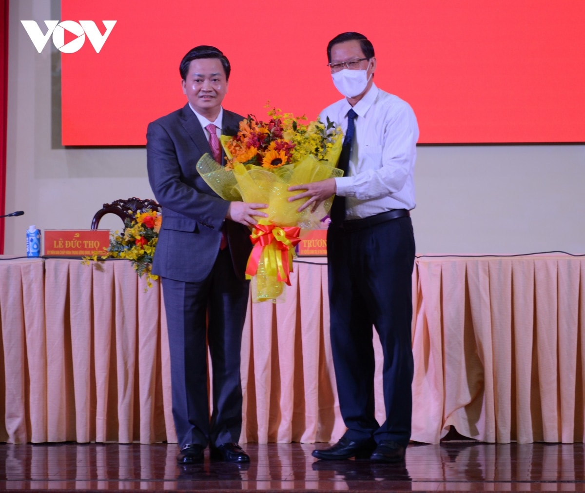 Nguyên Bí thư Tỉnh ủy Bến Tre Phan Văn Mãi chúc mừng tân Bí thư Tỉnh ủy Bến Tre Lê Đức Thọ