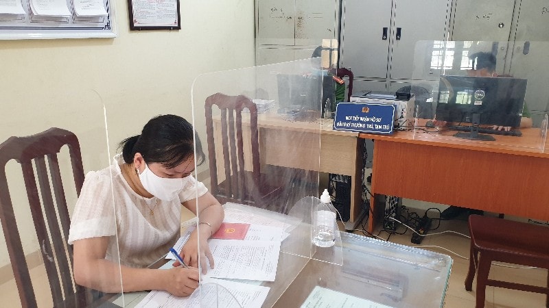 Người dân đến công an xã, phường làm thủ tục