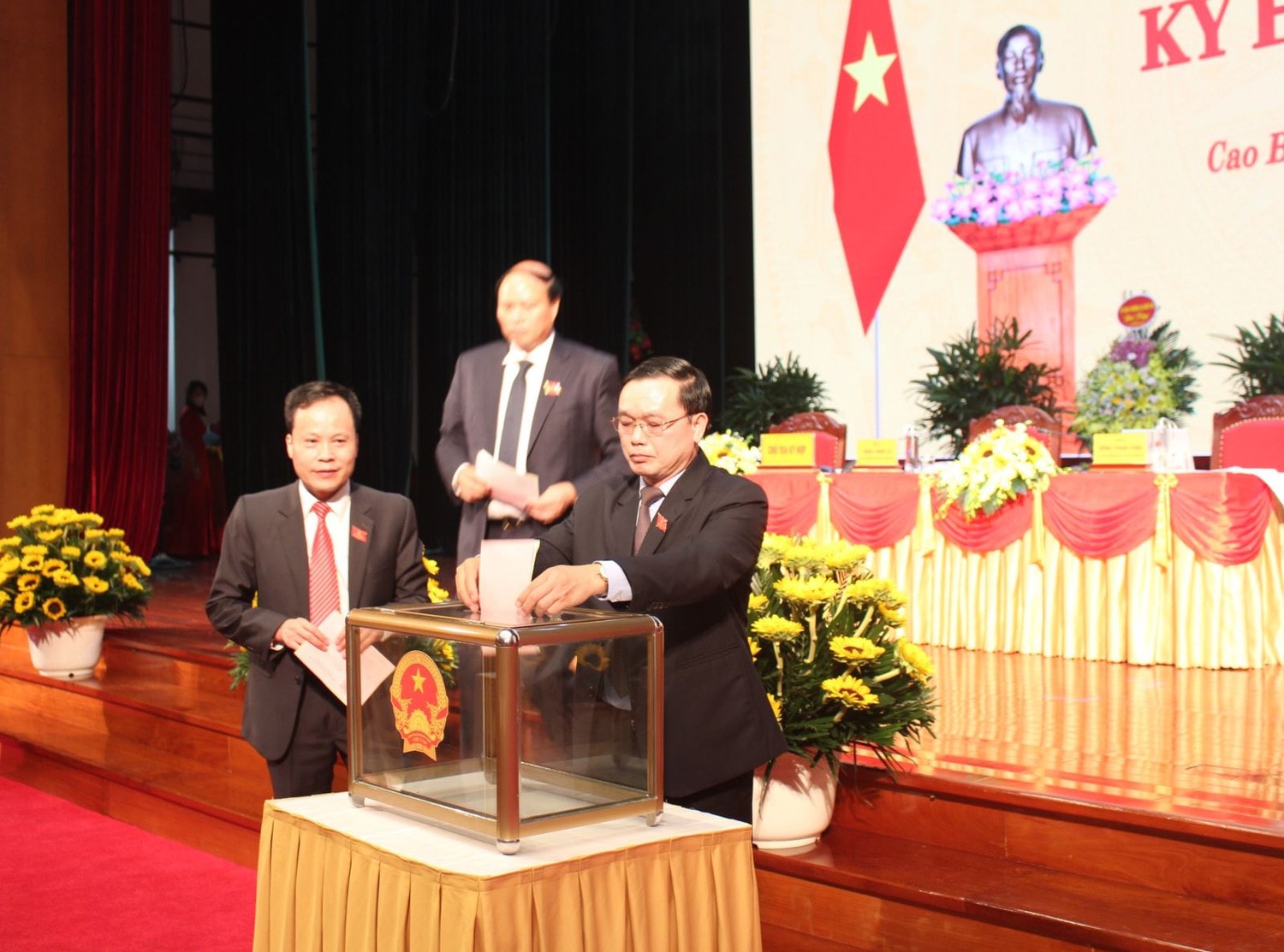 Phó bí thư Thường trực Tỉnh ủy, Chủ tịch HĐND tỉnh Triệu Đình Lê bỏ phiếu