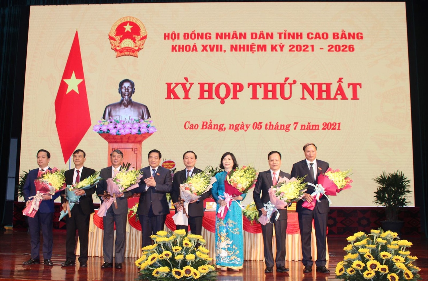 Ủy viên Trung ương Đảng, Ủy viên Ủy ban Thường vụ Quốc hội, Chủ tịch Hội đồng Dân tộc của Quốc hội Hà Ngọc Chiến tặng hoa chúc mừng các lãnh đạo chủ chốt HĐND và UBND tỉnh khóa mới
