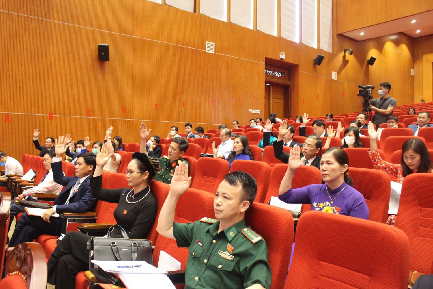 Các đại biểu biểu quyết thông qua nghị quyết Các đại biểu biểu quyết thông qua Nghị quyết