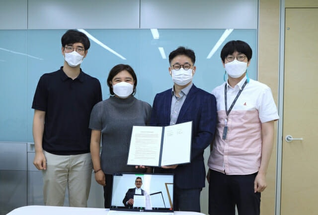 Lãnh đạo Tập đoàn Naver gặp gỡ Chủ tịch Đại học Tübingen qua màn hình trong lễ ký kết