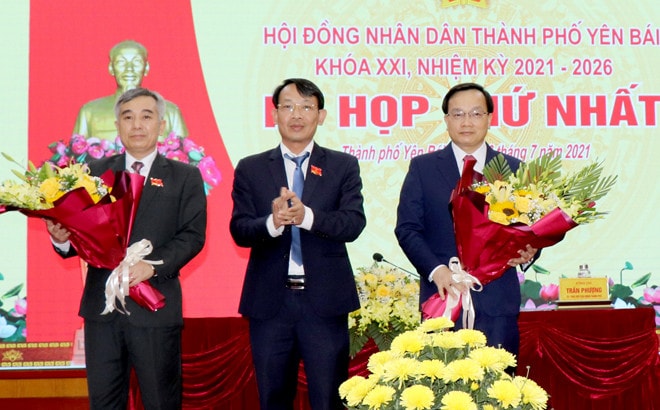 Bí thư Thành ủy Yên Bái Đỗ Đức Minh (ngoài cùng bên phải) được bầu giữ chức Chủ tịch HĐND thành phố Yên Bái Khóa XXI, nhiệm kỳ 2021 - 2026