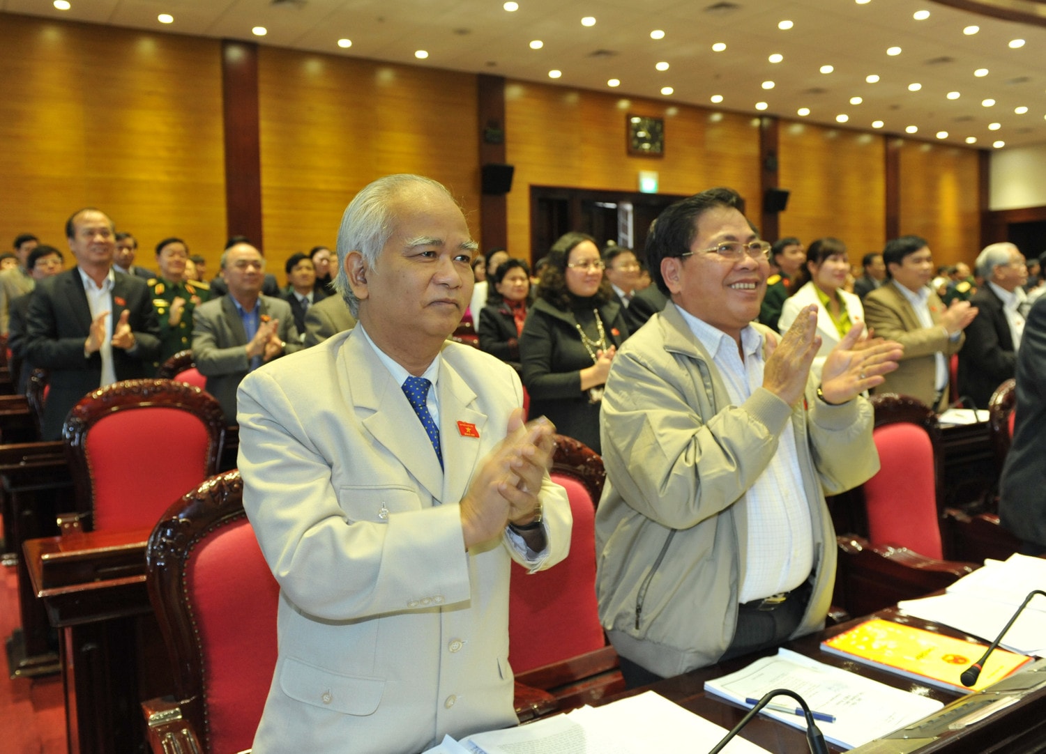 Các đại biểu vui mừng thông qua Hiến pháp 2013 Ảnh: Quang Khánh Các đại biểu vui mừng thông qua Hiến pháp 2013 - Ảnh: Quang Khánh