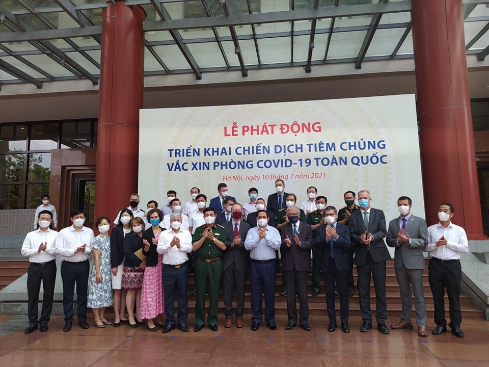 Thủ tướng Chính phủ Phạm Minh Chính, Bộ trưởng Bộ Y tế Nguyễn Thanh Long cùng đại diện lãnh đạo các bộ, ban, ngành dự buổi lễ tiếp nhận 2 triệu liều vaccine Moderna của Chính phủ Hoa Kỳ hỗ trợ