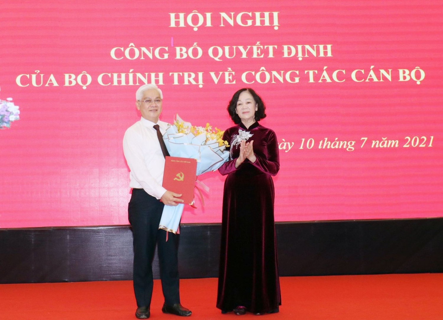 Ủy viên Bộ Chính trị, Bí thư Trung ương Đảng, Trưởng ban Tổ chức Trung ương Trương Thị Mai tặng hoa chúc mừng tân Bí thư tỉnh uỷ tỉnh Bình Dương Nguyễn Văn Lợi
