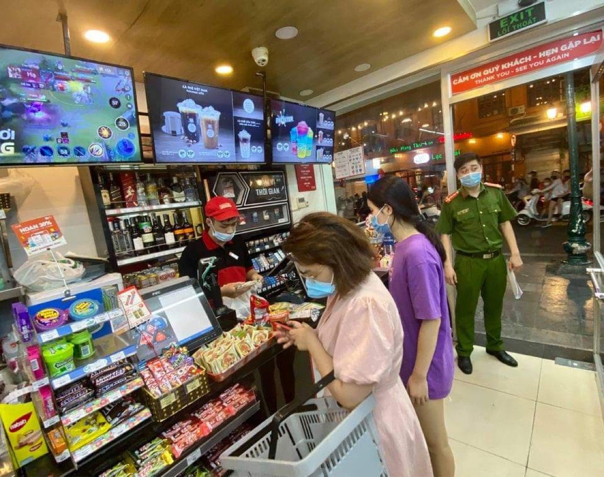 Công an quận Hoàn Kiếm yêu cầu chủ cơ sở Circle K bán hàng 24/24h tuân thủ quy định phòng dịch