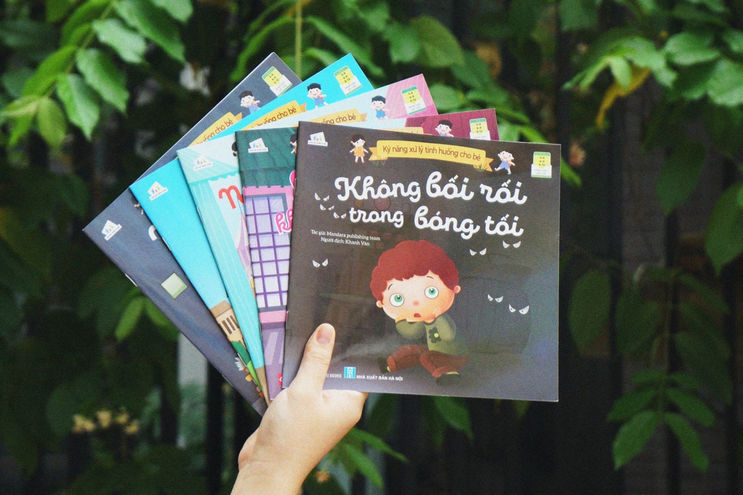 Bộ sách sử dụng hình ảnh sinh động, màu sắc bắt mắt kích thích trẻ hứng thú học hỏi