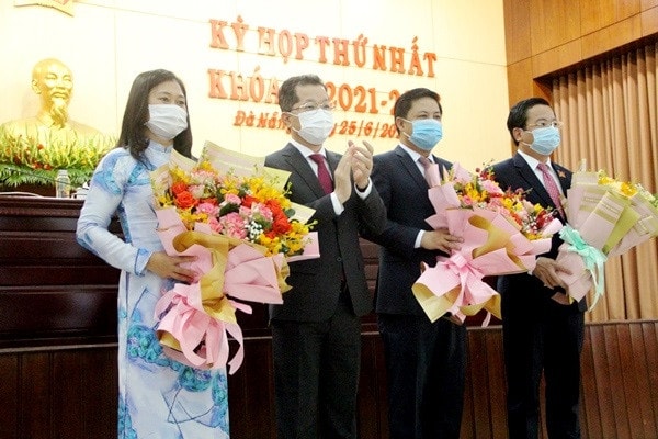 Bí thư Thành ủy Đà Nẵng tặng hoa chúc mừng các thành viên Thường trực HĐND thành phố Khóa X tại Kỳ họp thứ Nhất Ảnh: P . Nguyên
