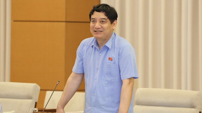 Chủ nhiệm Ủy ban Văn hóa, Giáo dục, TN, TN và NĐ Nguyễn Đắc Vinh phát biểu tại phiên họp Ảnh: T. Long