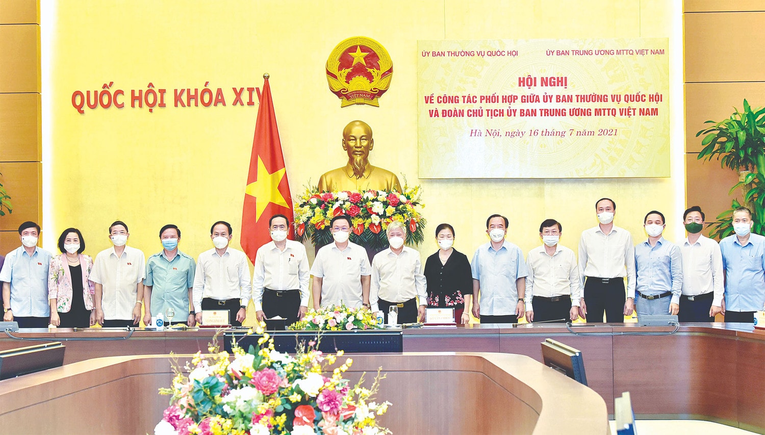 Chủ tịch Quốc hội Vương Đình Huệ với các đại biểu dự Hội nghị về công tác phối hợp giữa Ủy ban Thường vụ Quốc hội và Đoàn Chủ tịch Ủy ban Trung ương Mặt trận Tổ quốc Việt Nam Ảnh: Lâm Hiển