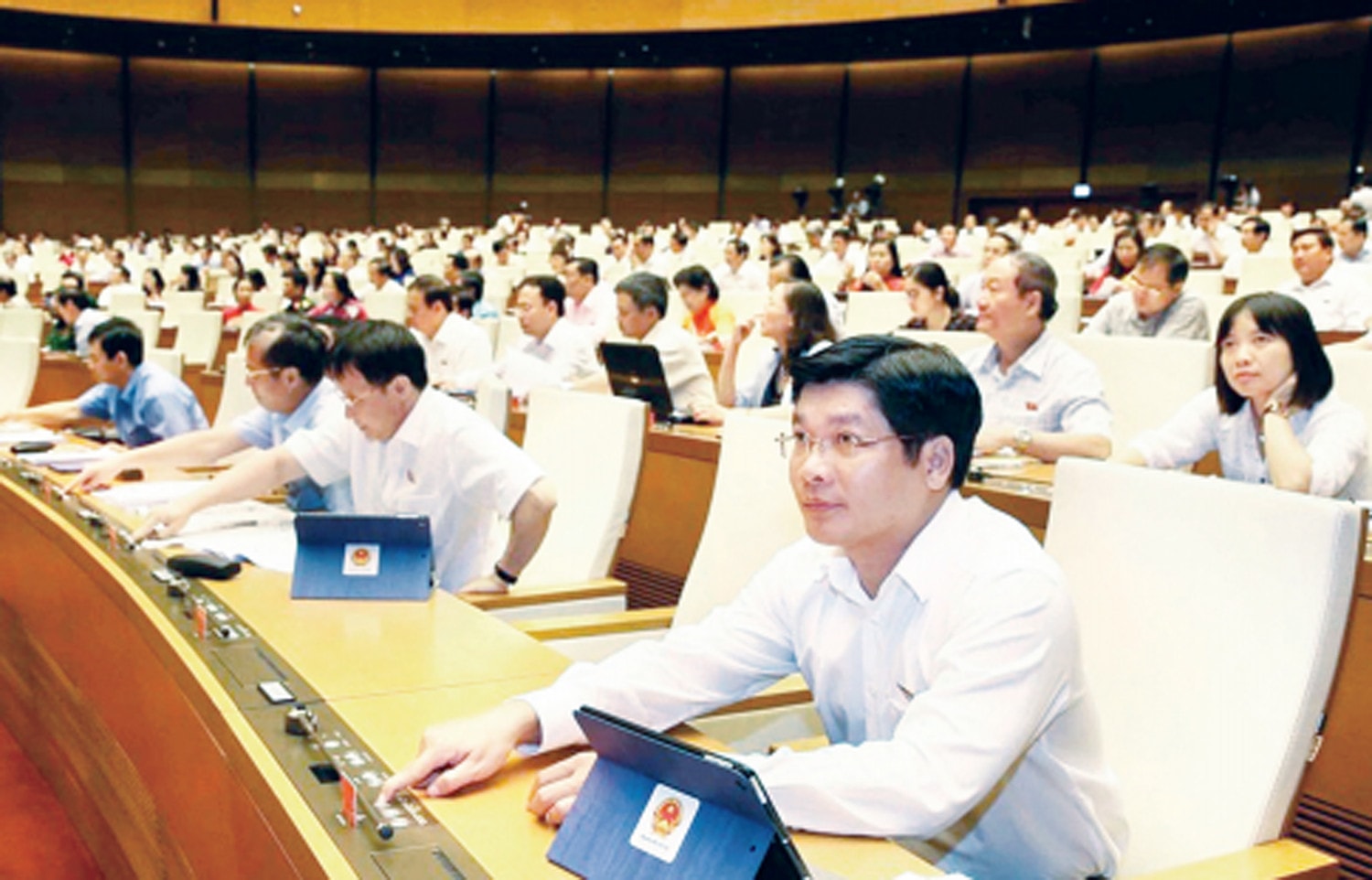 Đại biểu Quốc hội biểu quyết thông qua Nghị quyết về việc thành lập Đoàn giám sát chuyên đề của Quốc hội năm 2020 Ảnh: Q. Khánh