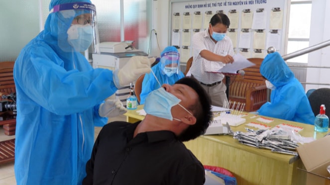 Các giảng viên, sinh viên Trường đại học Kỹ thuật Y - Dược Đà Nẵng hỗ trợ Phú Yên lấy mẫu xét nghiệm COVID-19. Ảnh: XUÂN TRIỆU
