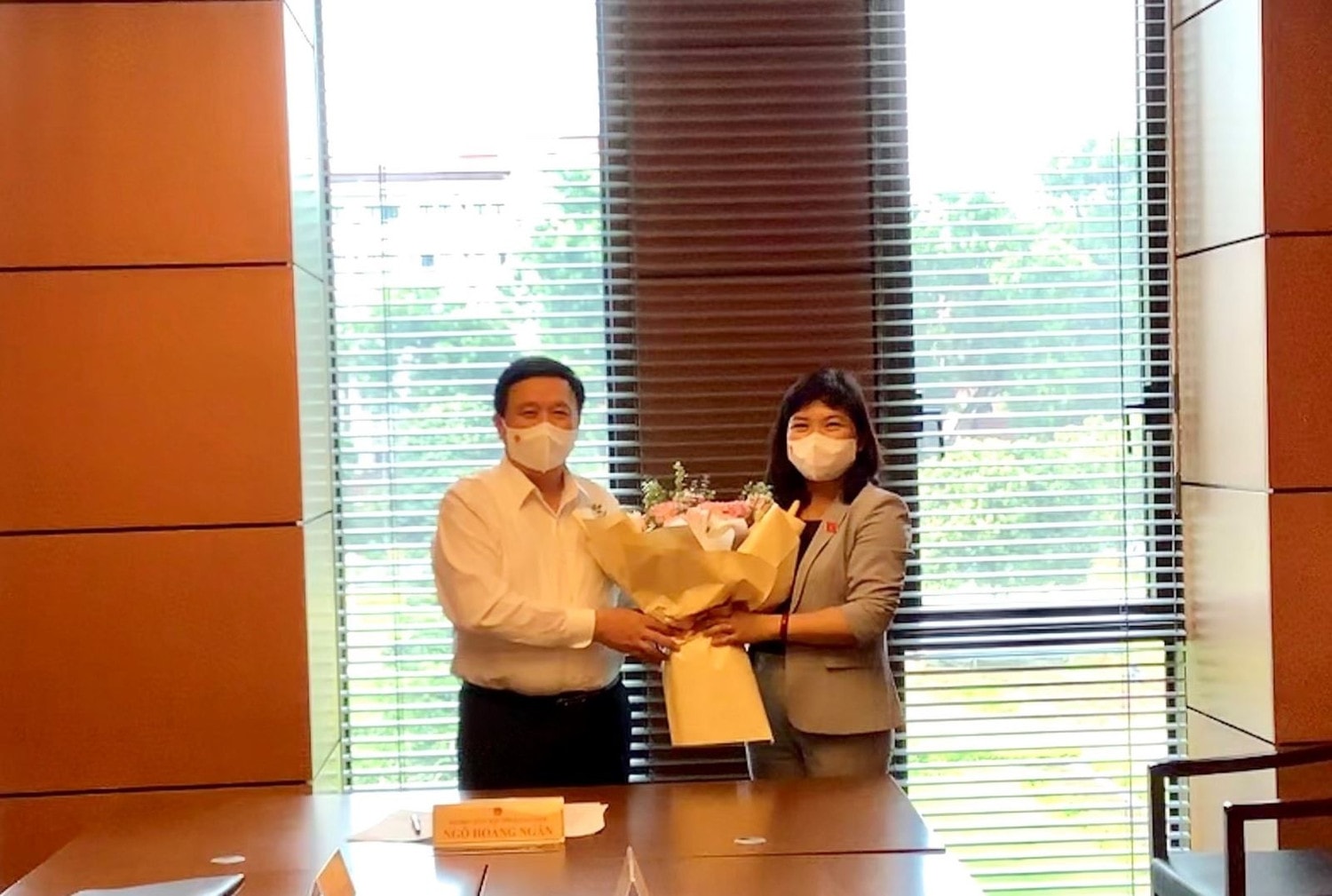 Ủy viên Bộ Chính trị, Giám đốc Học viện Chính trị quốc gia Hồ Chí Minh, Chủ tịch Hội đồng Lý luận Trung ương Nguyễn Xuân Thắng tặng hoa chúc mừng Phó Trưởng Đoàn ĐBQH tỉnh Nguyễn Thị Thu Hà