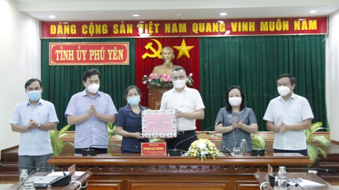 Món quà tình cảm của lãnh đạo tỉnh gửi đến đội ngũ y bác sĩ và các đoàn công tác hỗ trợ Phú Yên phòng chống dịch qua Giám đốc Sở Y tế. Ảnh: TRẦN QUỚI