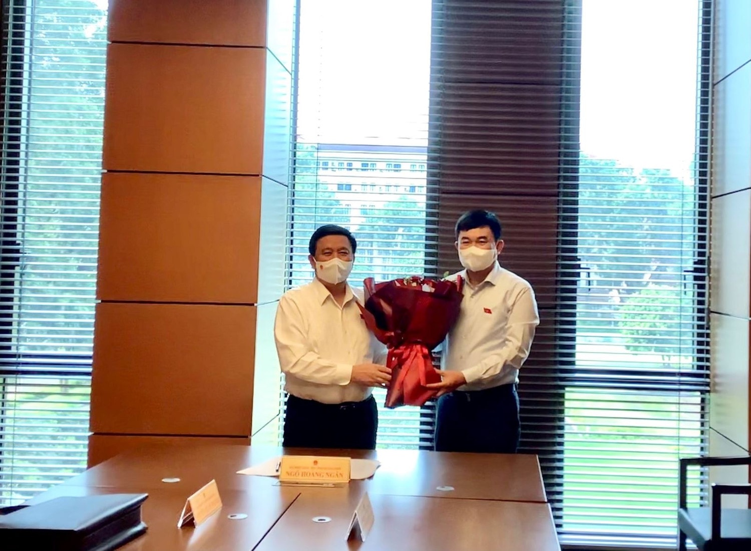 Ủy viên Bộ Chính trị, Giám đốc Học viện Chính trị quốc gia Hồ Chí Minh, Chủ tịch Hội đồng Lý luận Trung ương Nguyễn Xuân Thắng tặng hoa chúc mừng tân Trưởng Đoàn ĐBQH tỉnh Ngô Hoàng Ngân
