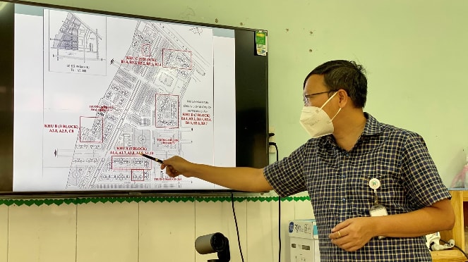Phó Giám đốc Bệnh viện dã chiến số 4 Hồ Tấn Thanh Bình báo cáo về công tác điều trị bệnh nhân