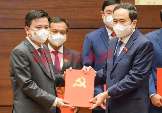 Phó Chủ tịch Thường trực Quốc hội Trần Thanh Mẫn trao Nghị quyết phê chuẩn Trưởng Đoàn ĐBQH Khóa XV tỉnh Long An cho ông Nguyễn Thanh Hải