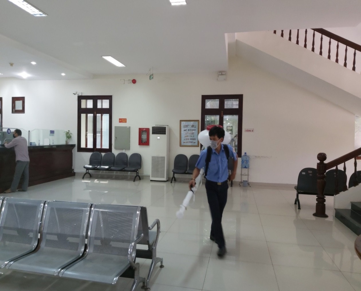 Kho bạc Nhà nước Ninh Thuận thường xuyên khử khuẩn để phòng dịch Covid Ảnh: Nguyễn Dinh