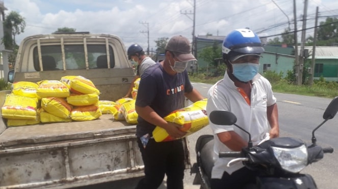 Người dân mua gạo tại Công ty TNHH Dương Vũ