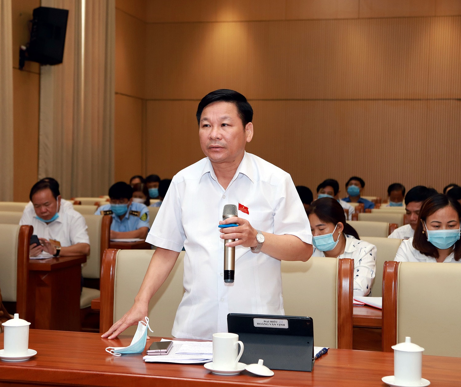 	Phó Chủ tịch HĐND tỉnh Hoàng Văn Vịnh phát biểu ý kiến tại phiên thảo luận tổ Ảnh: T. Hiếu