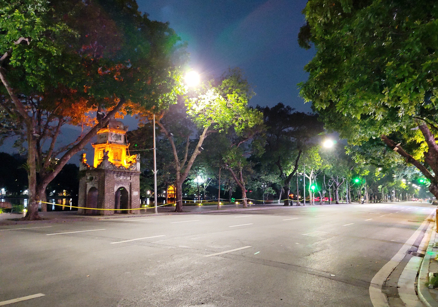 Tháp Hòa phong rêu phong, cổ kính luôn được các bạn trẻ tập trung chụp ảnh, nhưng tối nay cũng vắng tanh