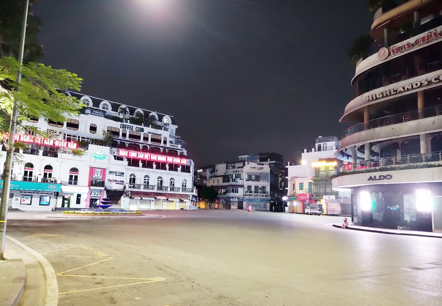 Mới 21 giờ tối, nhưng khu vực Quảng trường Đông Kinh Nghĩa Thục chỉ vài người qua lại