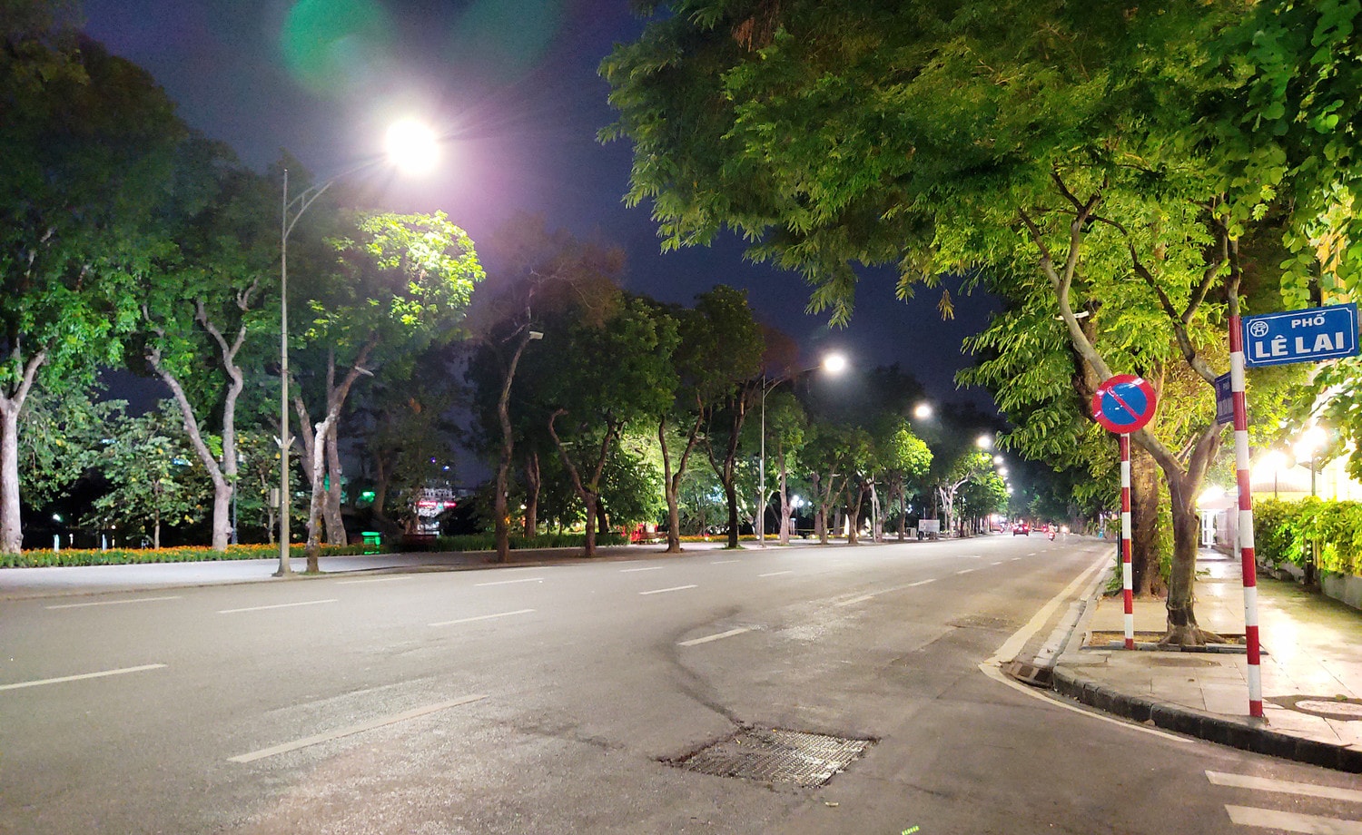 Tuyến đường Hàng Bài - Đinh Tiên Hoàng thời điểm 21 giờ 15 phút thưa thớt phương tiện qua lại