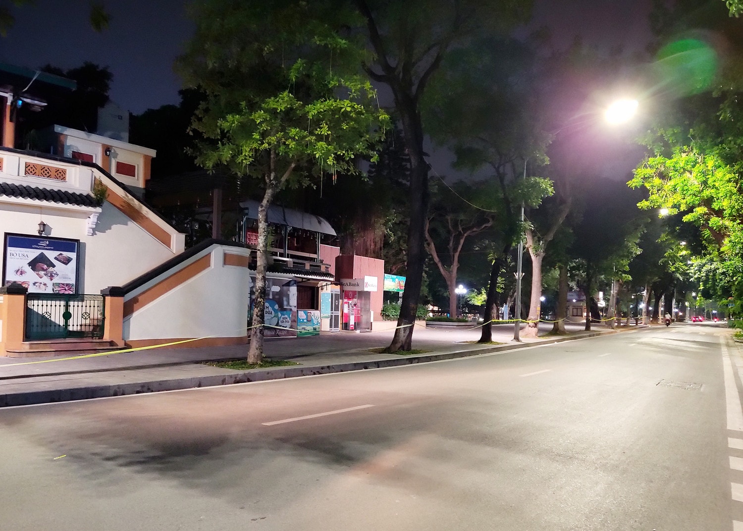 Khu vực hàng kem Thủy Tạ không một bóng người
