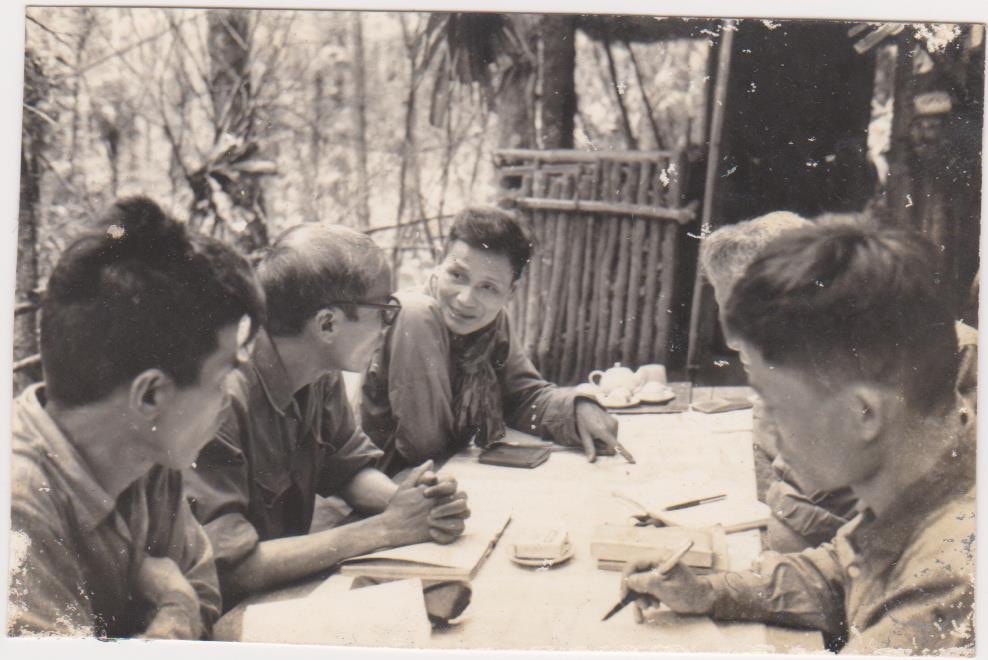 Một cuộc họp ở chiến khu sau Mậu Thân 1968. Ông Trần Anh Liên ngồi giữa, dãy bên trái Một cuộc họp ở chiến khu sau Mậu Thân 1968. Ông Trần Anh Liên ngồi giữa, dãy bên trái